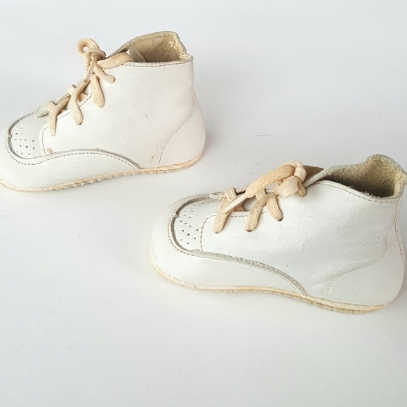 Baby Shoes 1950s Infant Size White Leather Mid Century Photo Prop - Picture 3 of 6